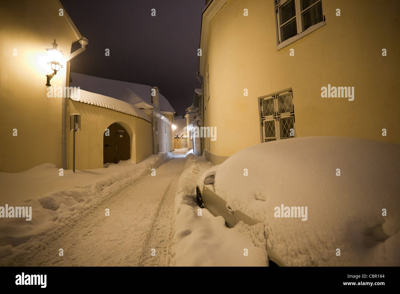 leere Gasse Nacht bedeckt mit Schnee in der Altstadt von Vilnius, Litauen Stockfoto