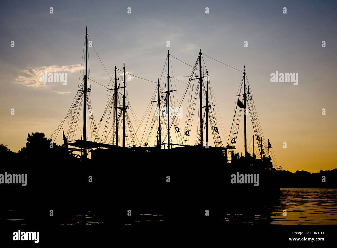 Segel-Schiffe und Yacht Masten dunklen Silhouetten auf orange sunset Himmelshintergrund Stockfoto