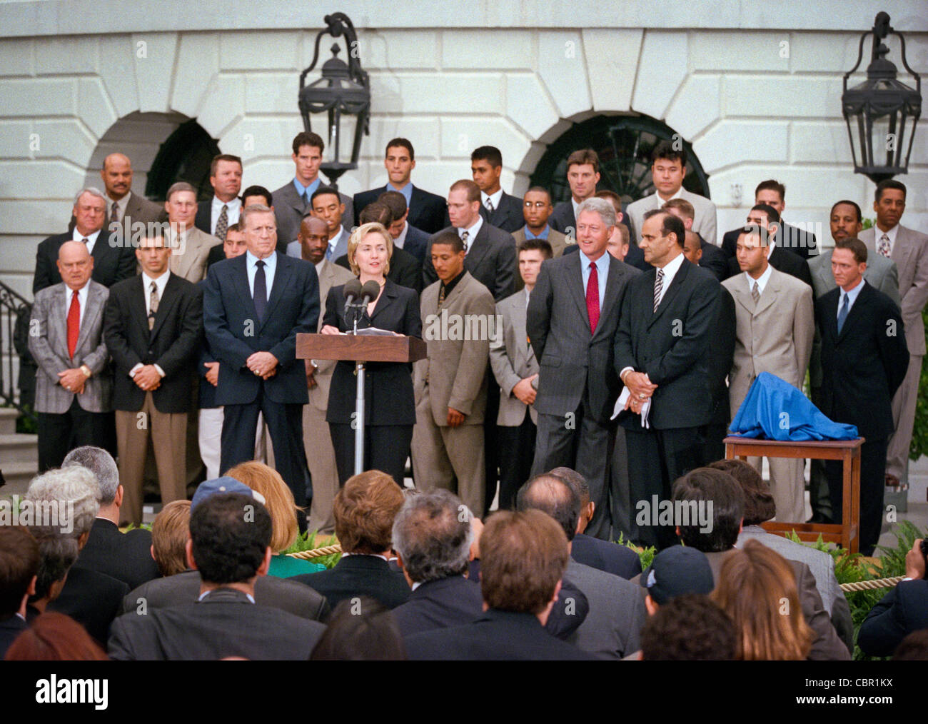 First Lady Hillary Rodham Clinton, tragen eine Baseball-Cap von New York Yankees und Präsident Bill Clinton begrüßen Yankees Inhaber George M. Steinbrenner III (L) und das Team 1998 World Series gewinnen Yankees ins Weiße Haus 10. Juni 1999 in Washington, DC. Stockfoto