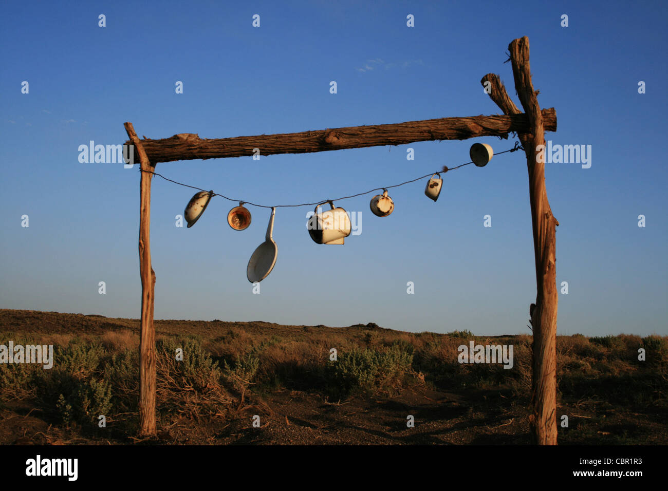 Töpfe und Pfannen, aufgereiht auf einem Rahmen anlässlich eine Straße Abzweigung im Navajo-Reservat Stockfoto