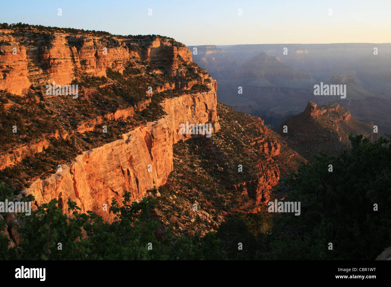 Blick auf Morgenlicht auf dem Kaibab und Coconino Formationen aus der Bright Angel Trail in den Grand Canyon Stockfoto