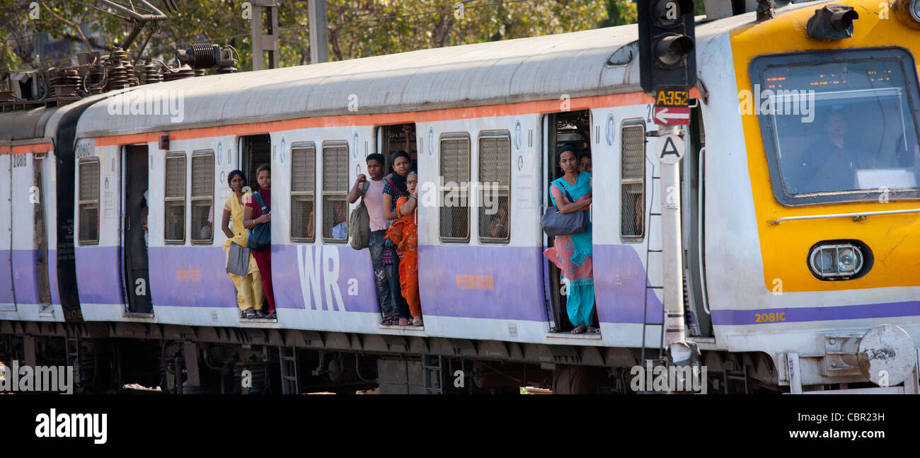 Arbeitnehmerinnen auf überfüllten s-Bahn der Westbahn in der Nähe von Mahalaxmi-Station auf der Mumbai Vorstadtgleis, Indien Stockfoto