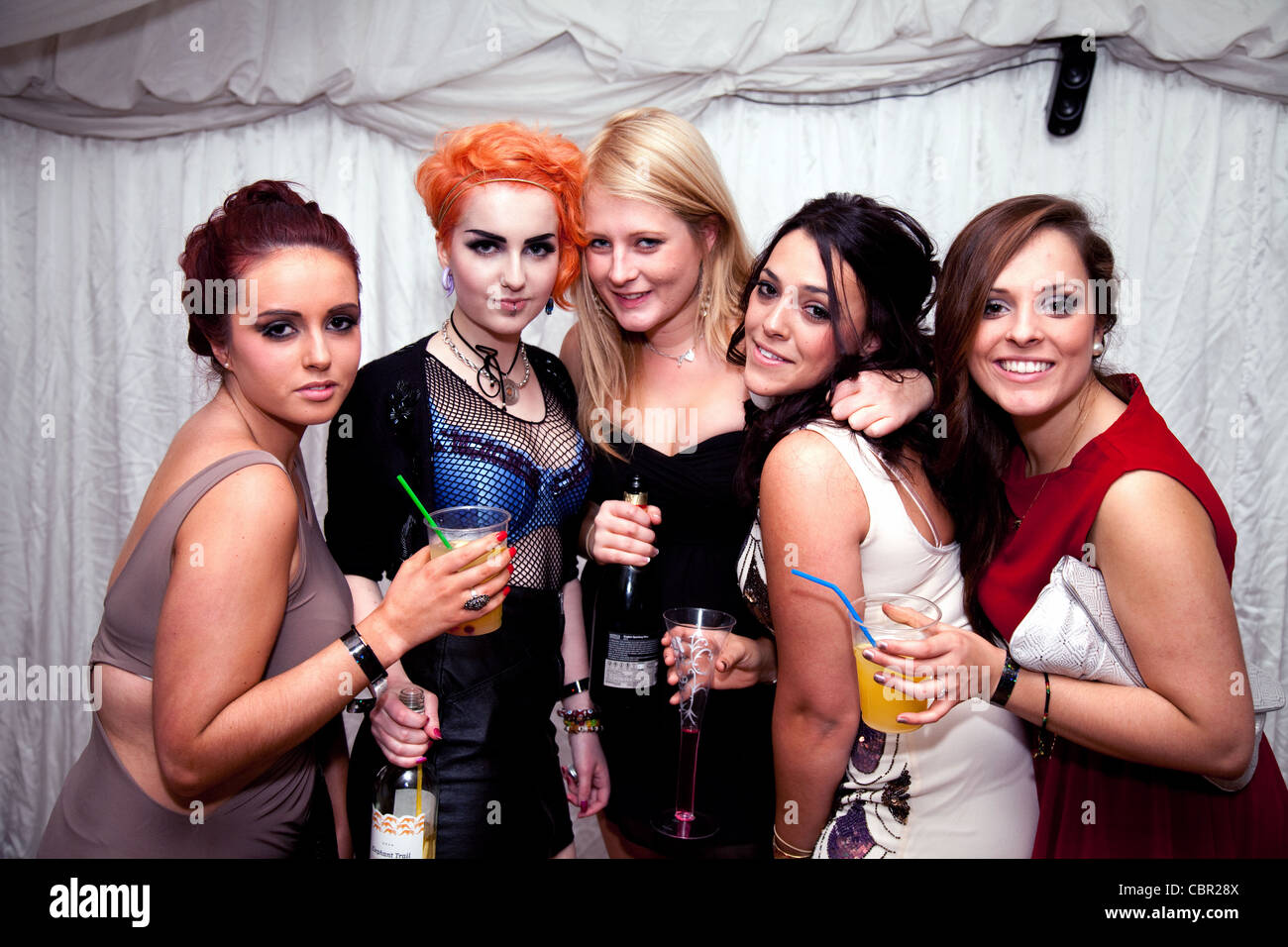 Eine Gruppe von fünf Jugendlichen Mädchen im Teenageralter mit Alkohol bei einer Partei, England, UK Stockfoto