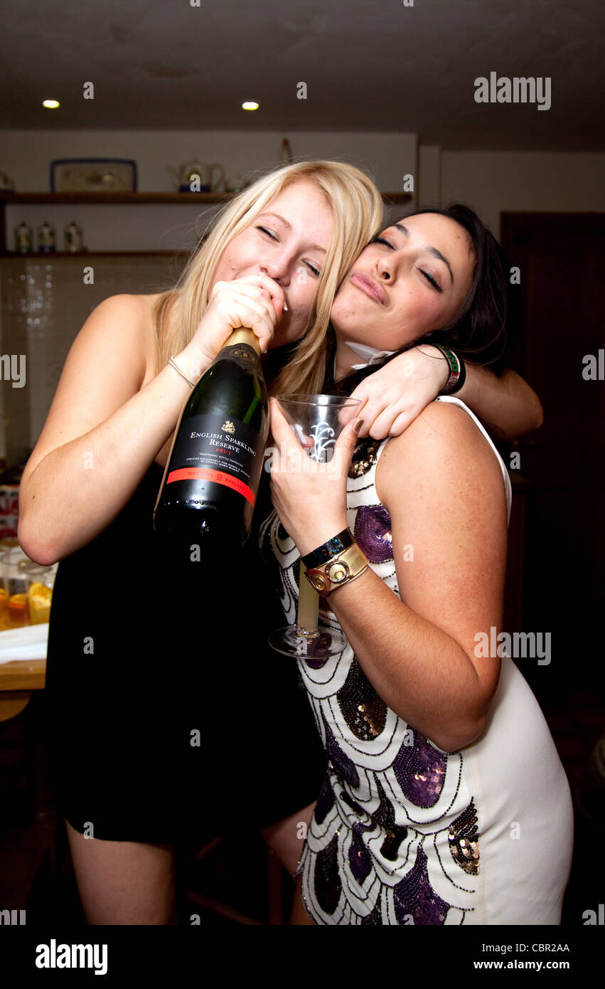 Zwei Mädchen im Teenageralter haben eine gute Zeit auf einer Party, UK Stockfoto