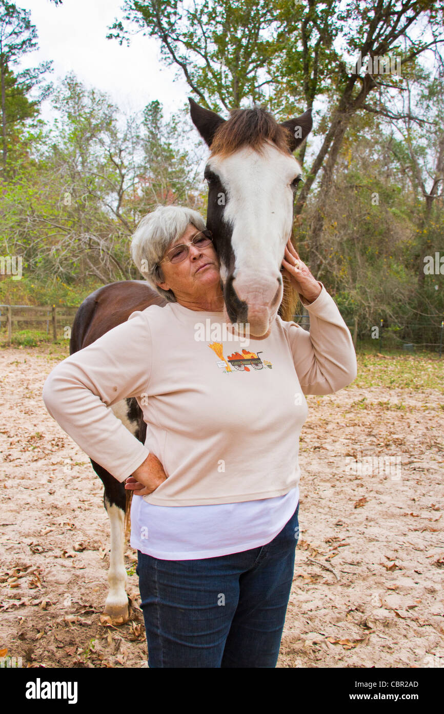 Sonny, ein Tennessee Walking Horse, mit Trainer und Besitzer. Stockfoto