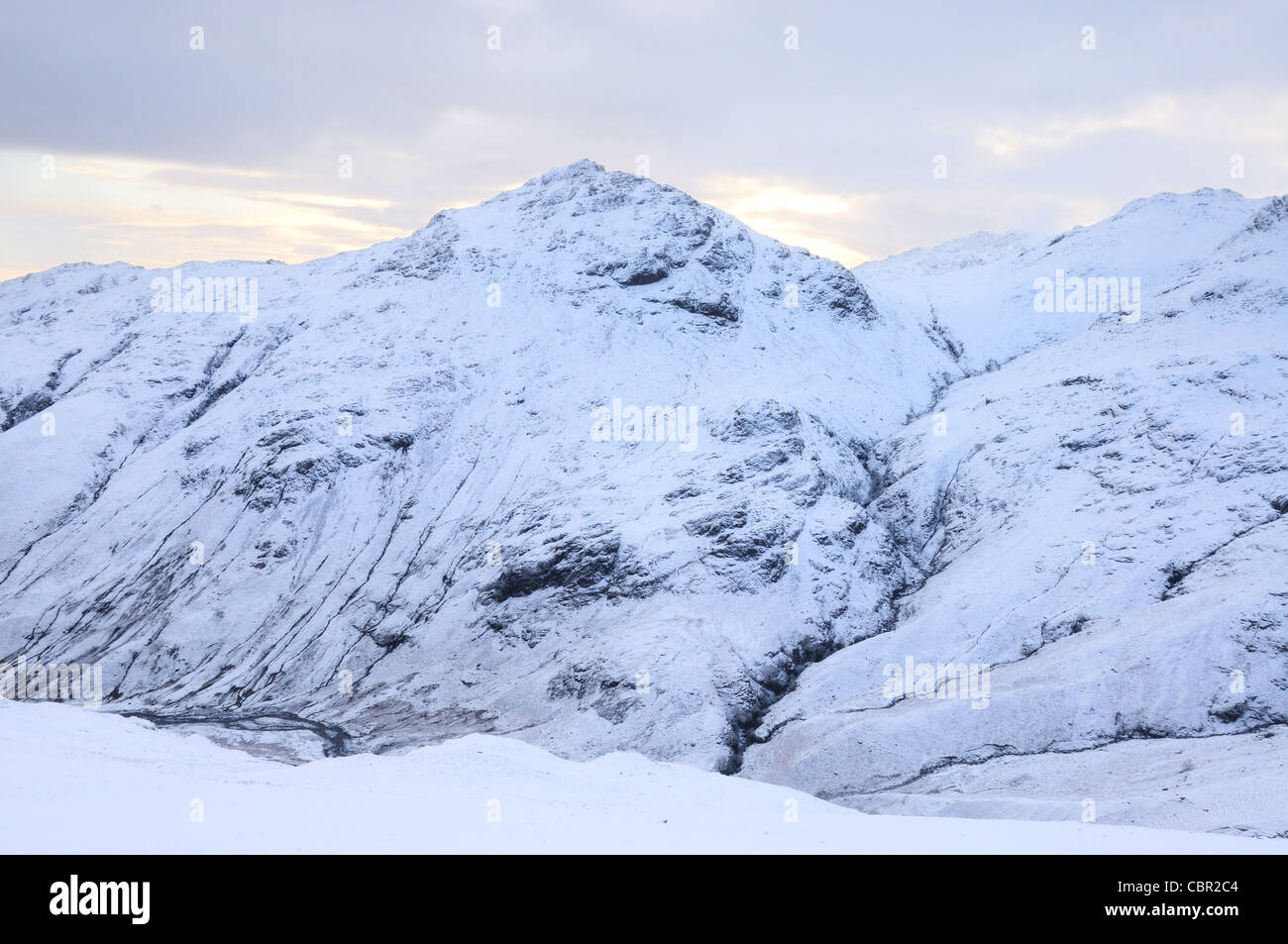 Pike O Blisko, Browney Gill und kalten Hecht im Schnee im englischen Lake District Stockfoto