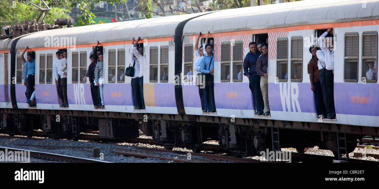 Büroangestellte auf überfüllten s-Bahn der Westbahn in der Nähe von Mahalaxmi-Station auf der Mumbai Vorstadtgleis, Indien Stockfoto