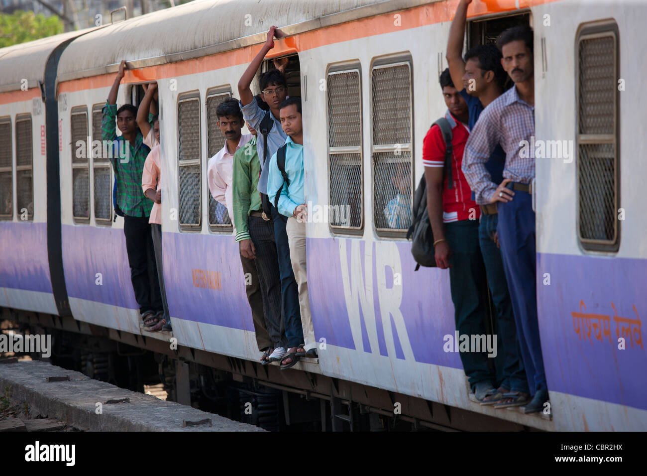 Büroangestellte auf überfüllten s-Bahn der Westbahn in der Nähe von Mahalaxmi-Station auf der Mumbai Vorstadtgleis, Indien Stockfoto