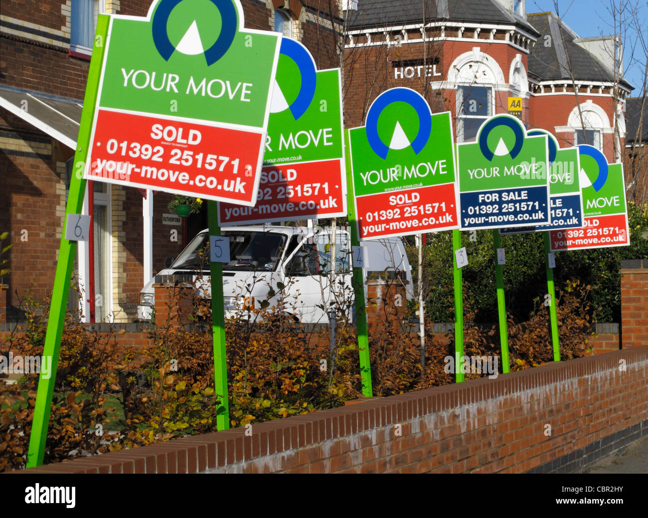 Haus zu verkaufen und Haus verkaufende Zeichen auf einer Straße im zentralen Exeter UK Stockfoto