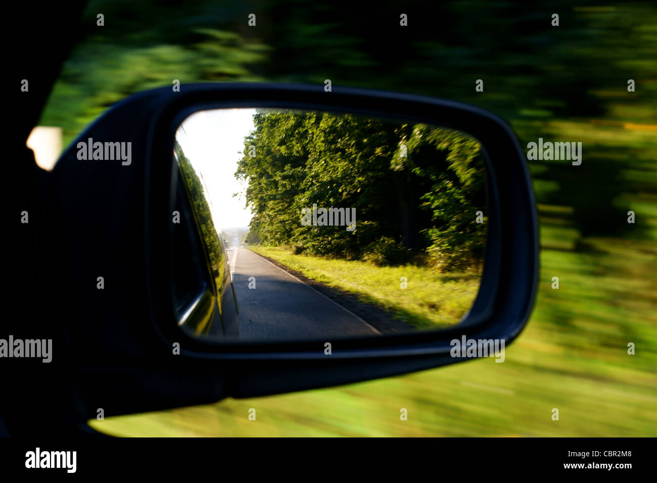 Auto blur Auto Land Landschaft Kurve Detail Laufwerk schnell Wald Autobahn hohe Grünland Landschaft Linie Spiegel Bewegung Bewegung-blu Stockfoto