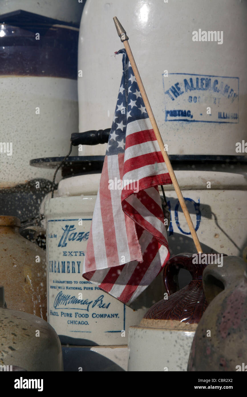 Crock Töpfe, Krüge und kleine amerikanische Flagge im Fenster des Antiquitätengeschäft Indiana USA Stockfoto