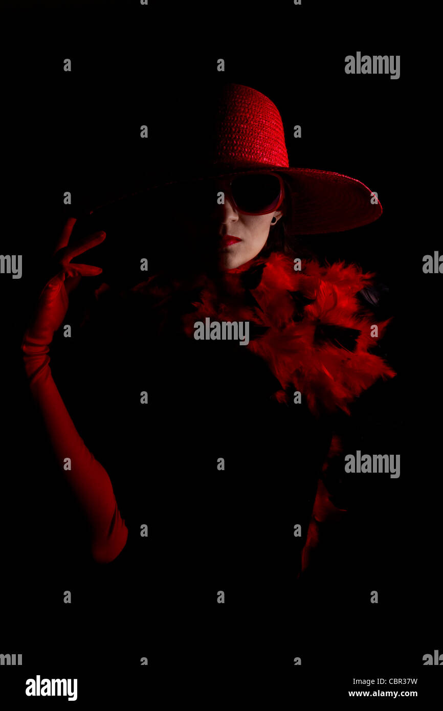 Stilvolle Seite beleuchtet Dame in rot und schwarz. Stockfoto