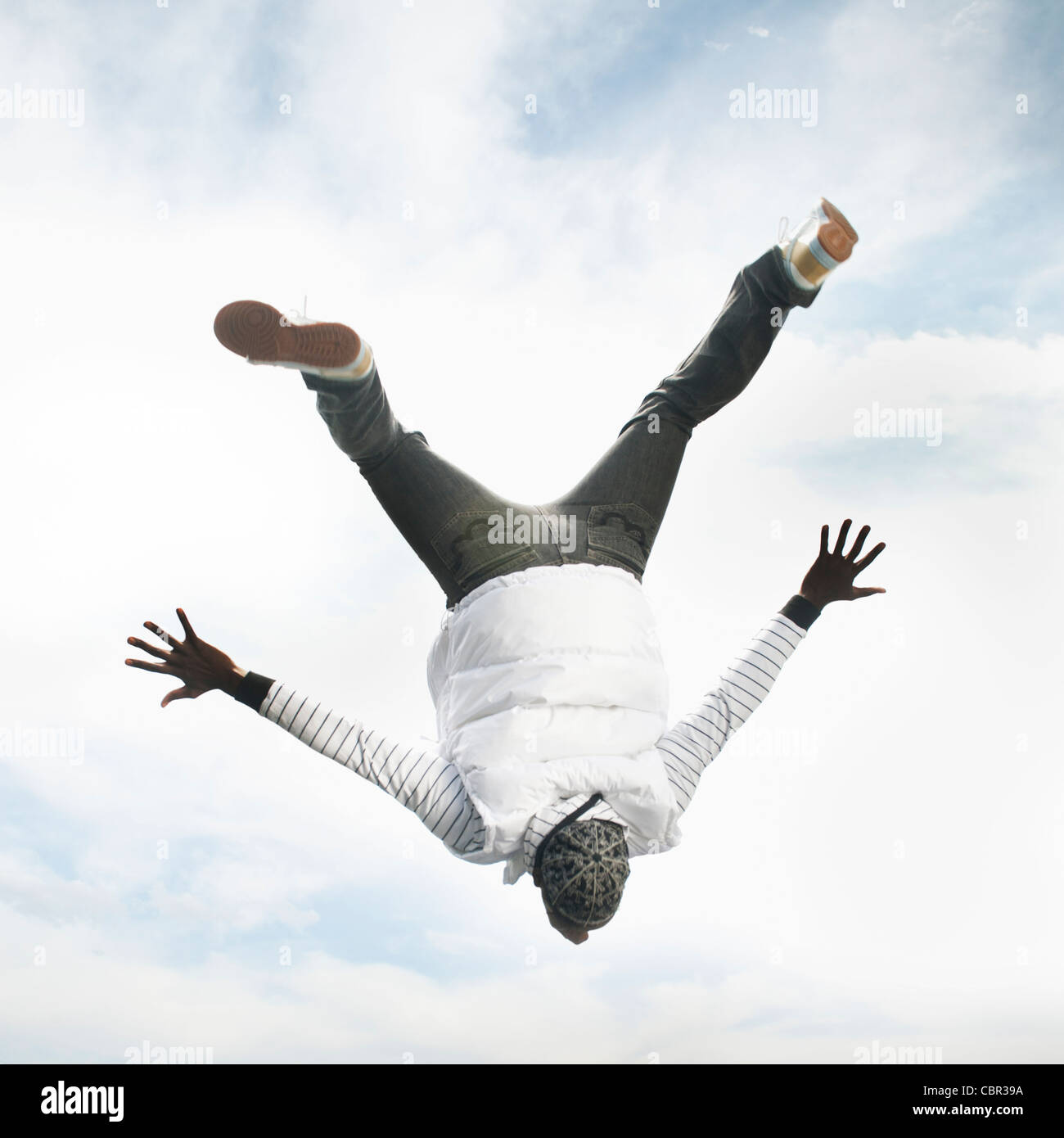 Afrikanische amerikanische Mann kopfüber in der Luft Stockfoto