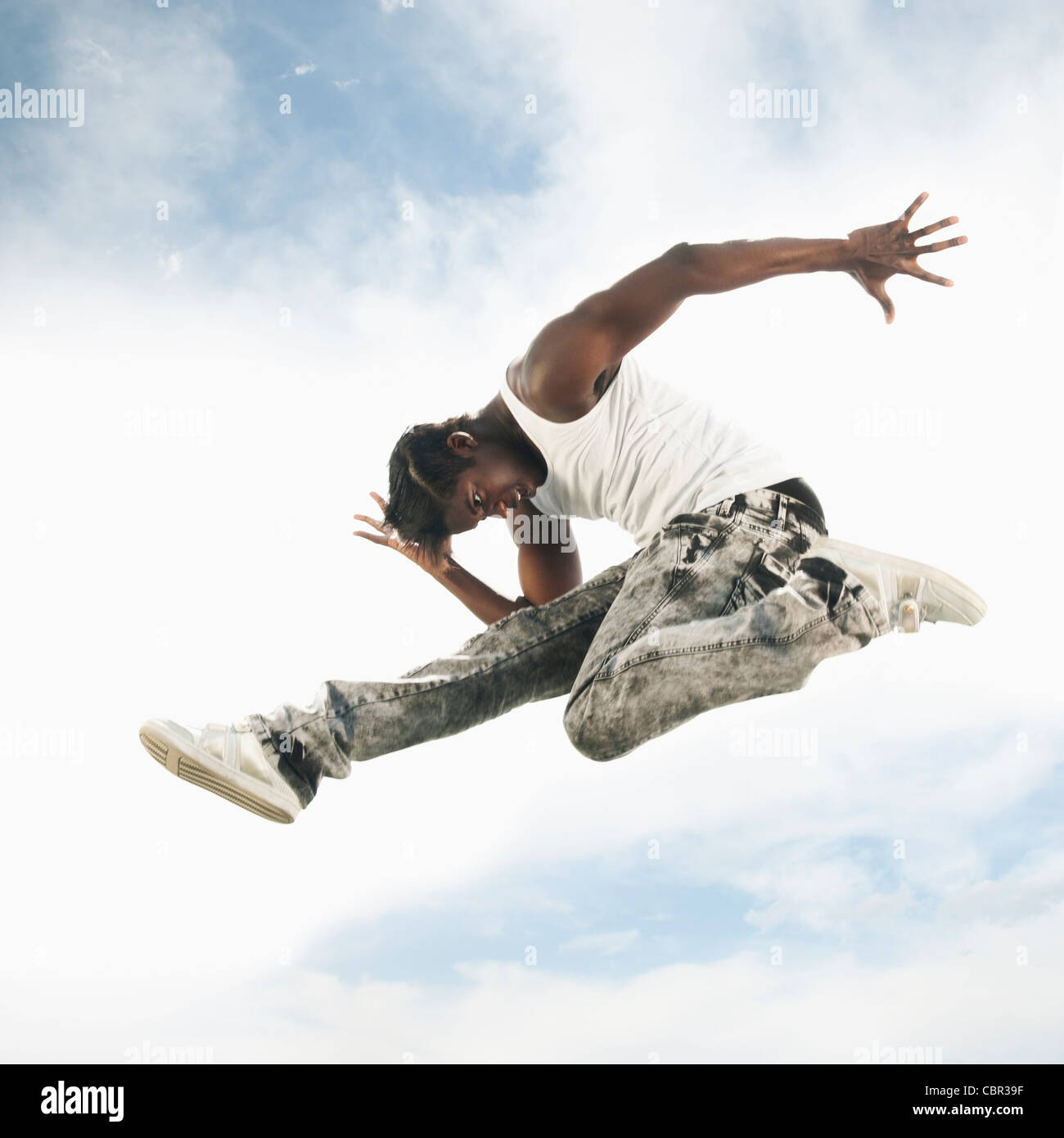 Afrikanische amerikanische Mann springt in der Luft Stockfoto