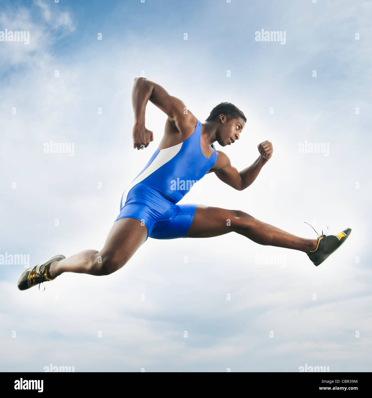 Afrikanische amerikanische Athleten springen in der Luft Stockfoto