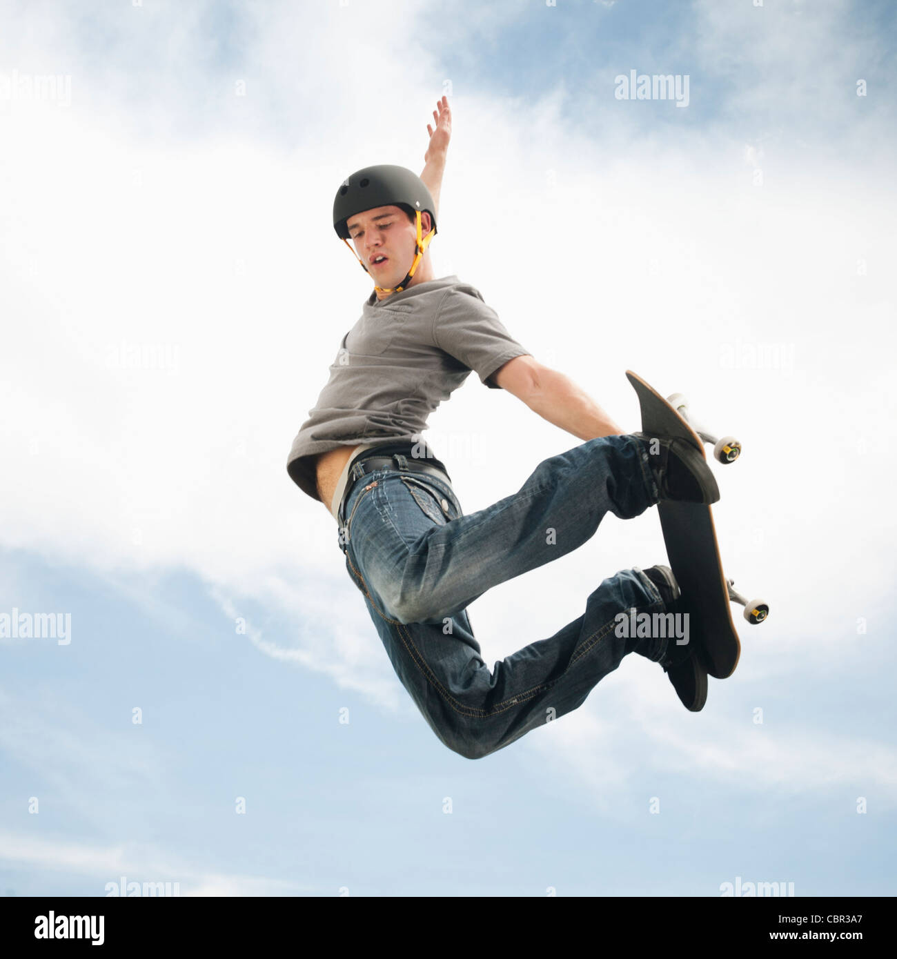Kaukasischen Mann auf Skateboard in der Luft Stockfoto
