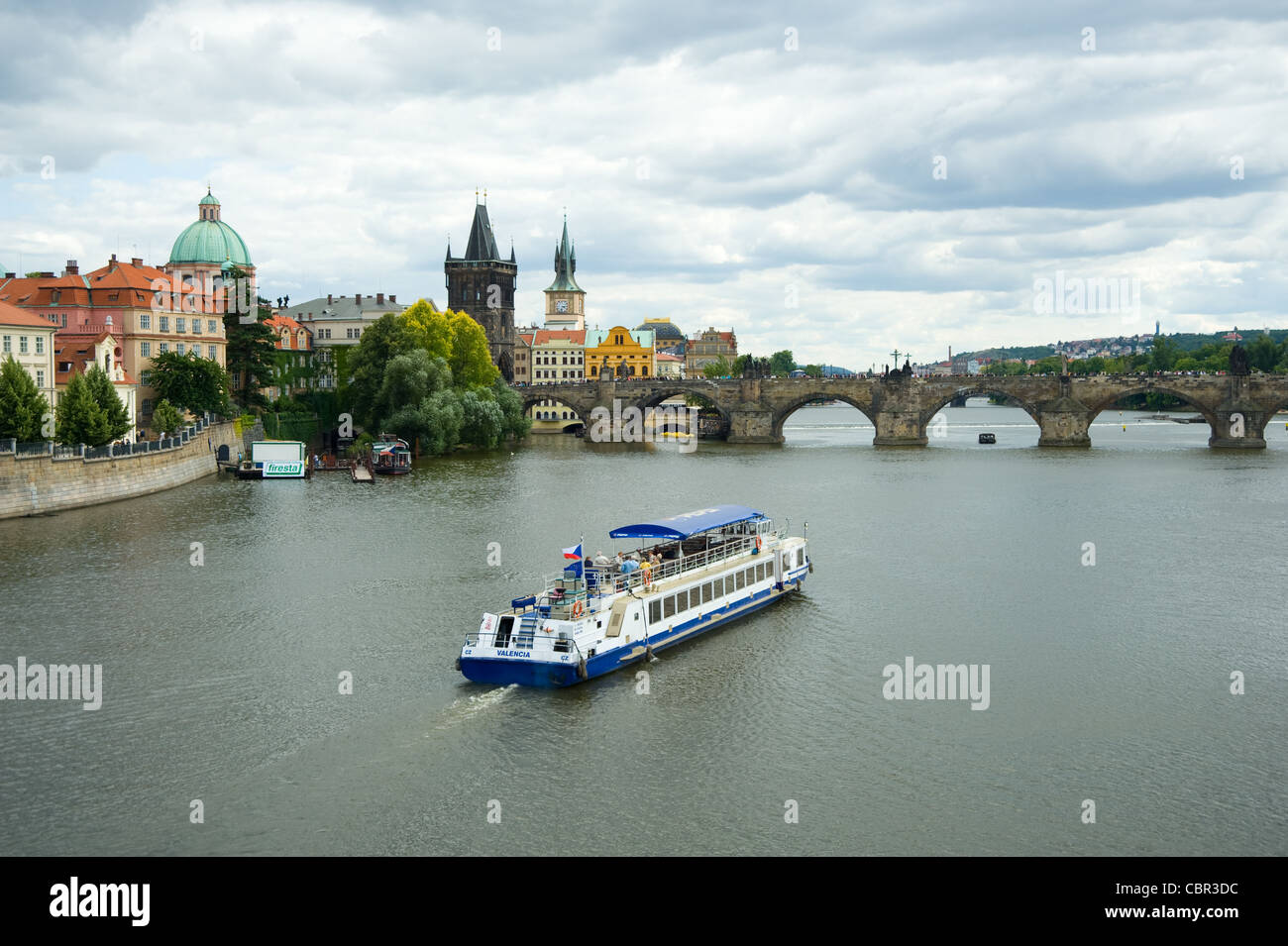 Flussschiff auf Vltava Fluss Tourismus Touristen Charles bridge in Prag Stockfoto