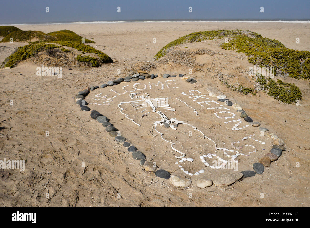 Kunstwerk in Sand am Skeleton Coast, Namibia Stockfoto