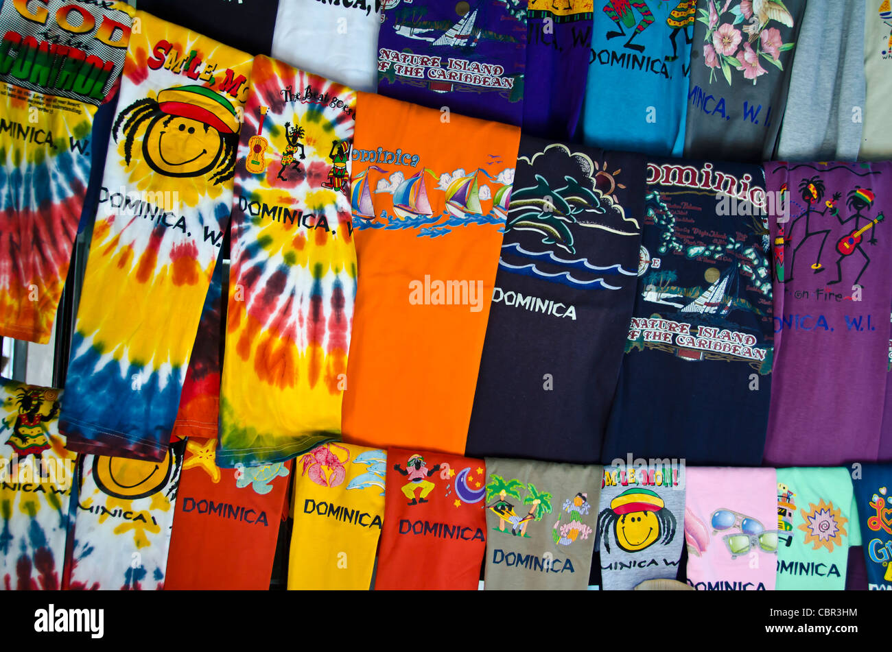 Reihen von bunten Dominica T-shirts in der Nähe der Roseau Kreuzfahrthafen Stockfoto