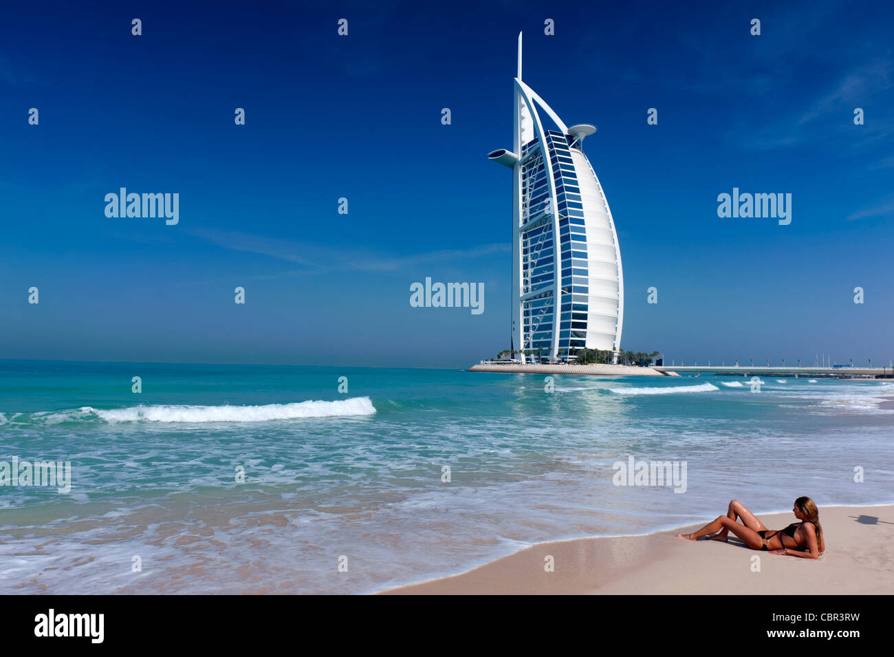 Blick auf Burj al Arab Hotel und Strand in Dubai in Vereinigte Arabische Emirate Stockfoto