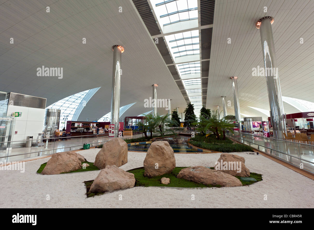 Japanischer Garten in Terminal 3 am Flughafen in Dubai in Vereinigte Arabische Emirate Stockfoto