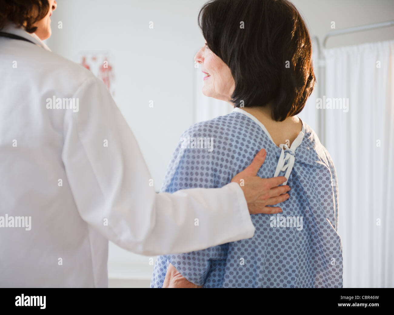 Arzt mit Patienten im Untersuchungsraum Stockfoto