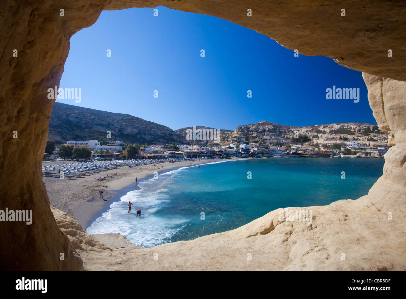 Matala Strand gesehen von innen eine Klippe Höhle, Matala, Kreta, Griechenland. Stockfoto