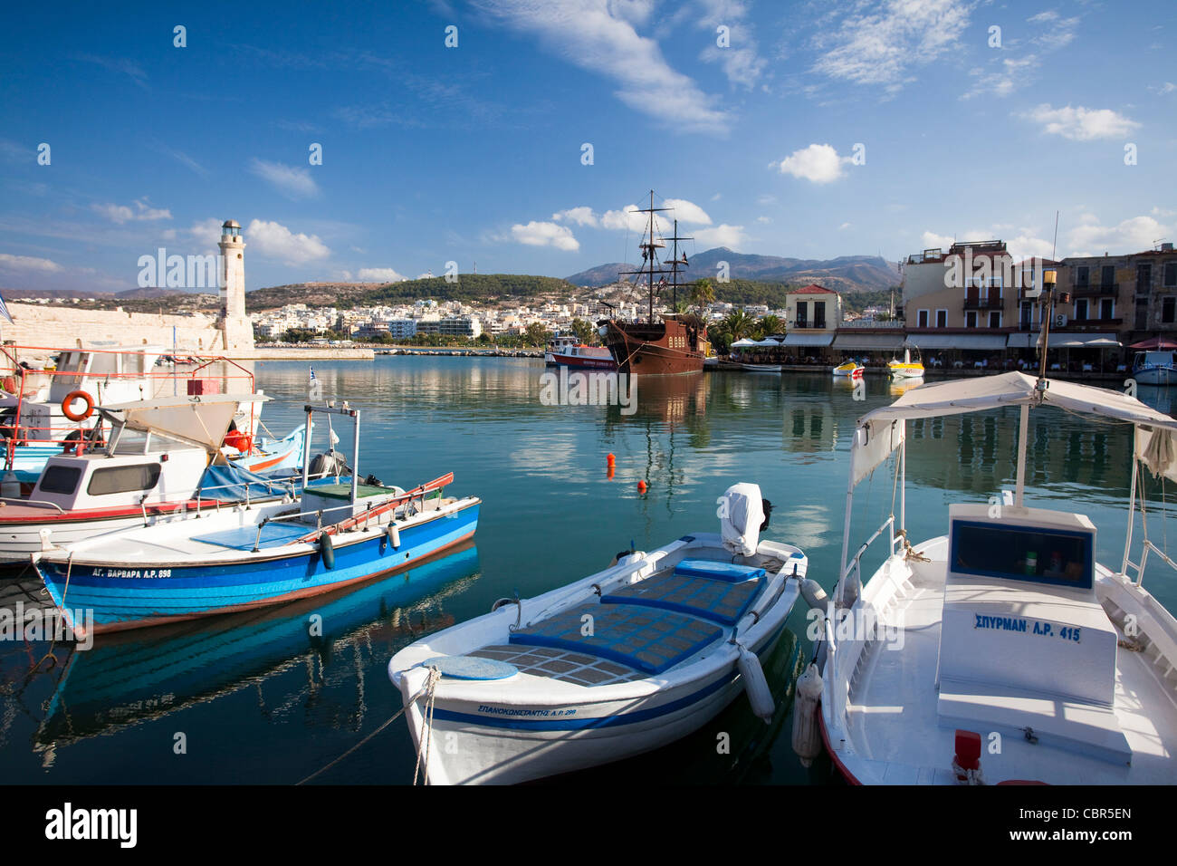 Angelboote/Fischerboote in den venezianischen Hafen, Rethymnon, Kreta, Griechenland. Stockfoto