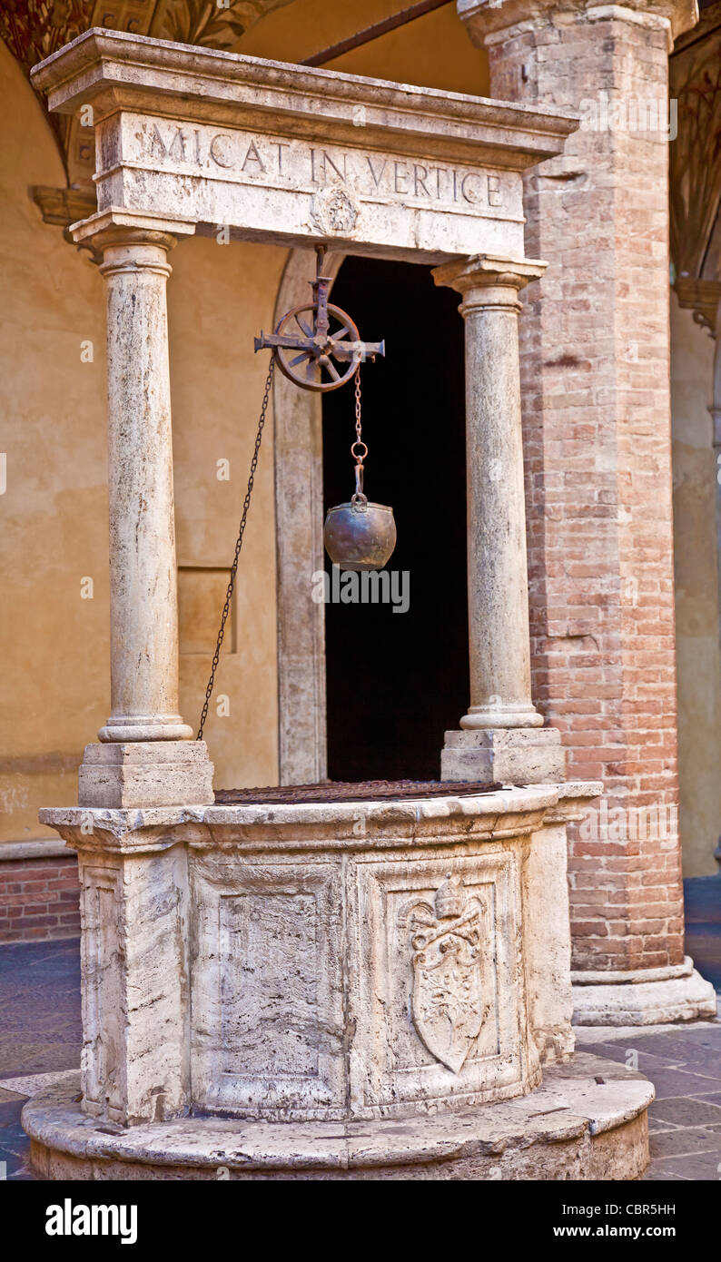 Nun im Innenhof des 14. Jahrhundert Palazzo Chigi-Saracini in zentralen Siena, seit 1932 der Accademia Musicale Chigiana. Stockfoto