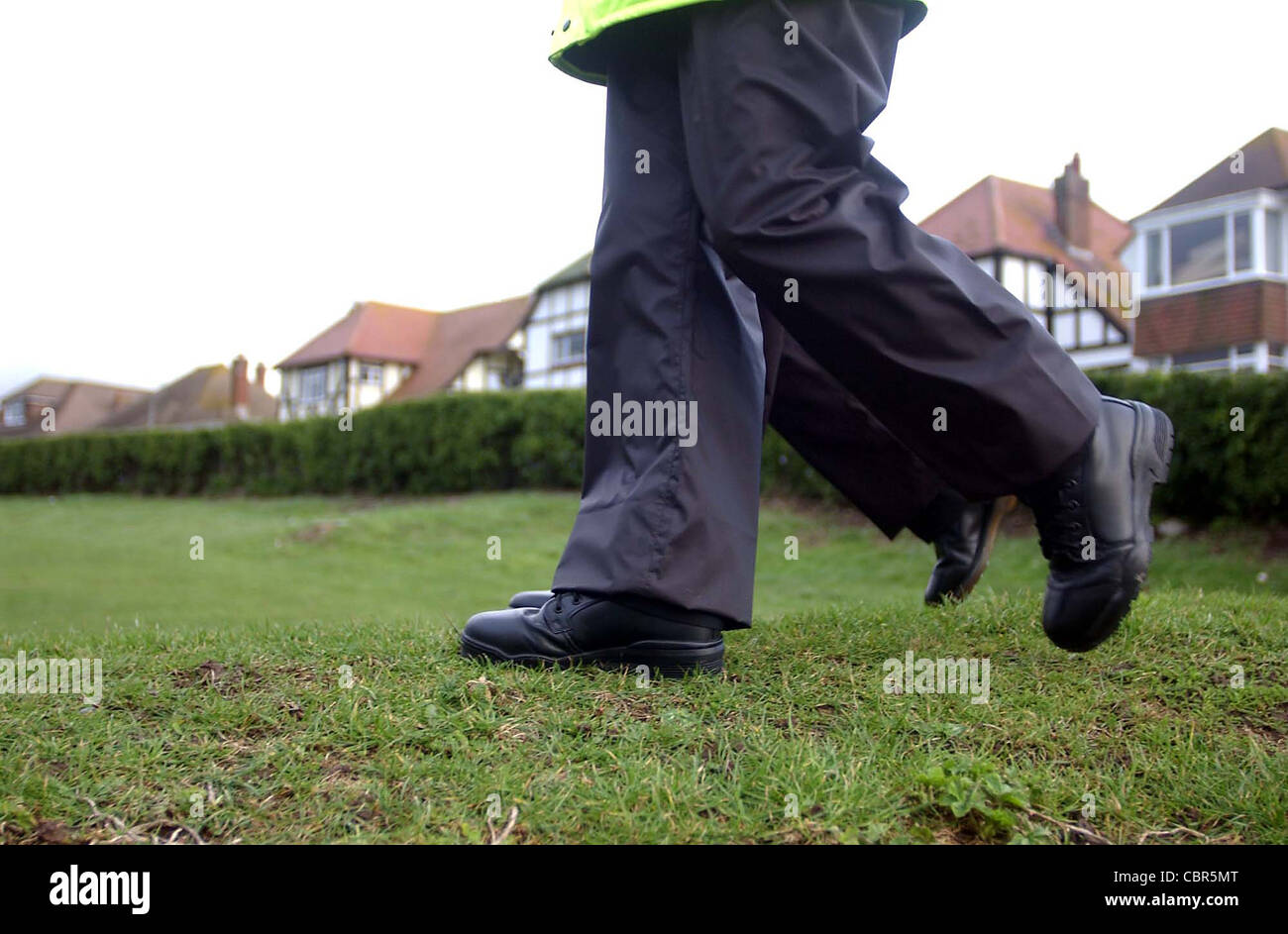 Police Community Support Officers Anne Fosbery (rechts) und Jo Cartright einen Fuß patrouillieren in Saltdean East Sussex. Stockfoto