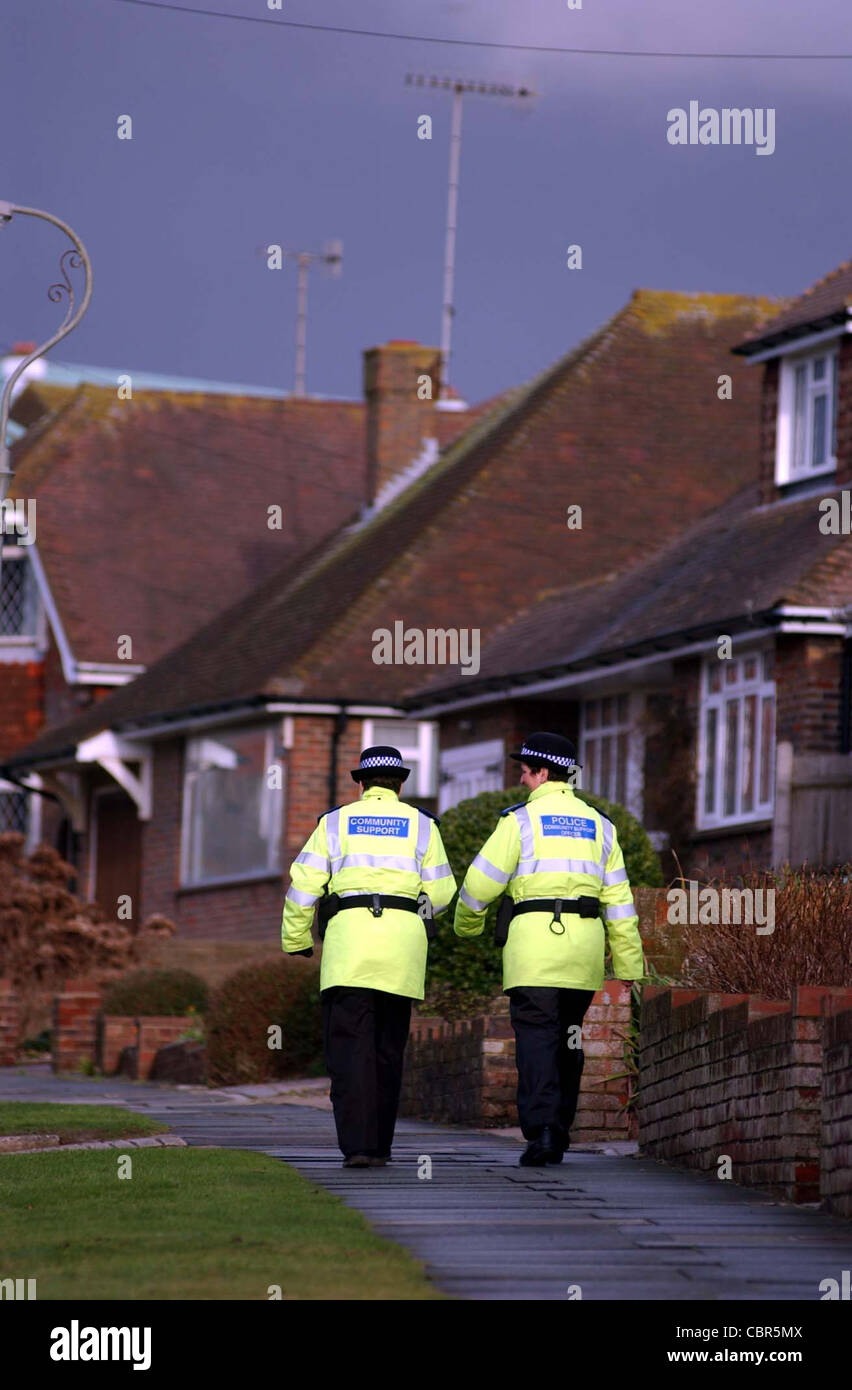 Police Community Support Officers Anne Fosbery (rechts) und Jo Cartright einen Fuß patrouillieren in Saltdean East Sussex. Stockfoto