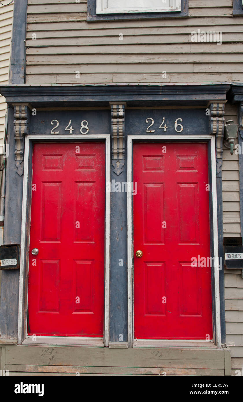 Saint John, New Brunswick-Zentrum Stadt Grafik rote Türen in Wohnungen Stockfoto