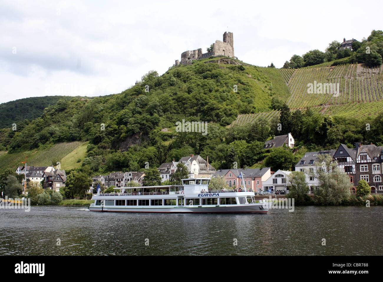 Kreuzfahrtschiff an der Mosel nach Bernkastel in Deutschland Stockfoto