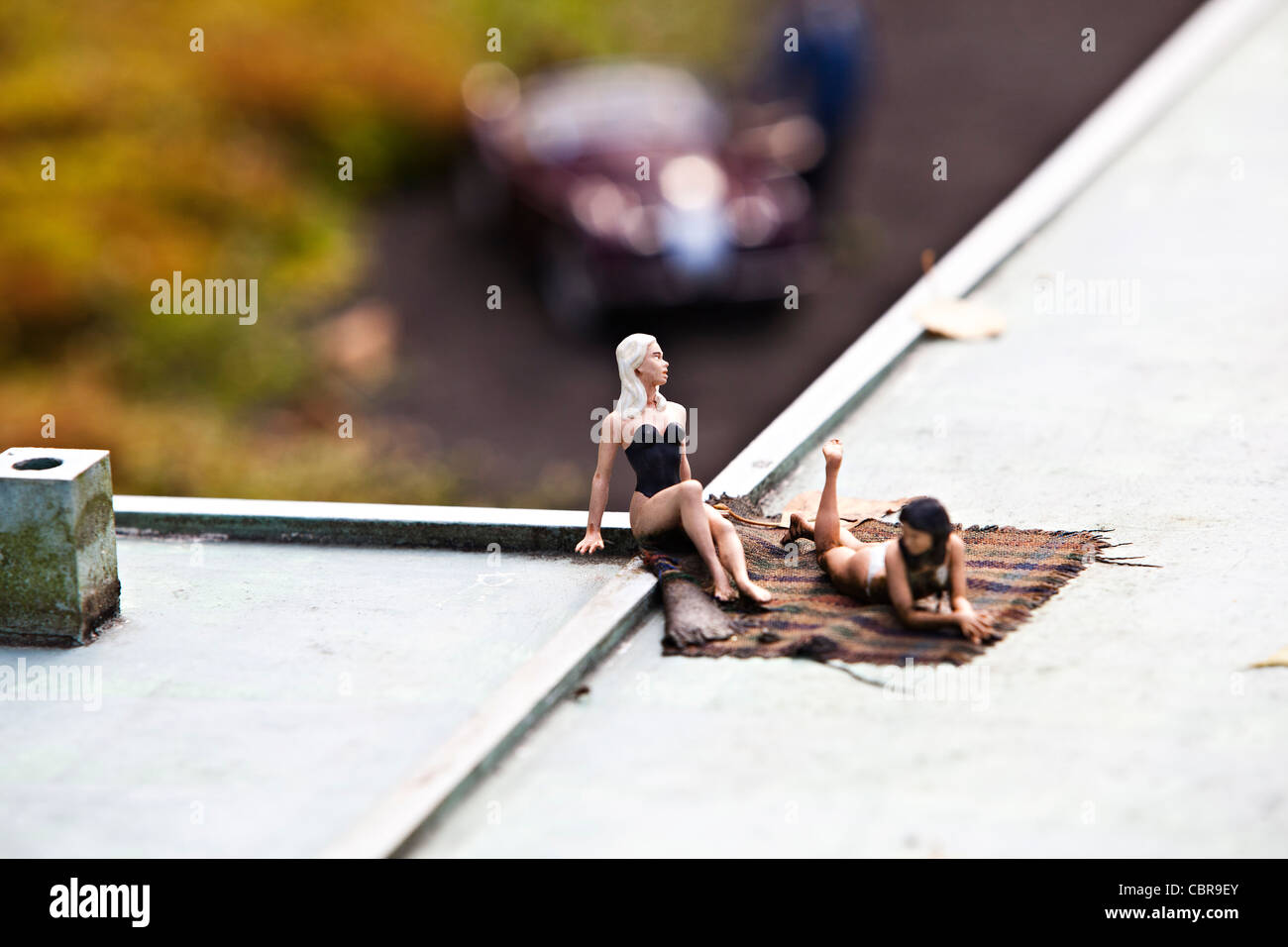 Frauen-Figuren, sonnen sich auf dem Dach der Abflug-Lounge von Stara Ruzyne Flughafen im Boheminium Park in Stockfoto