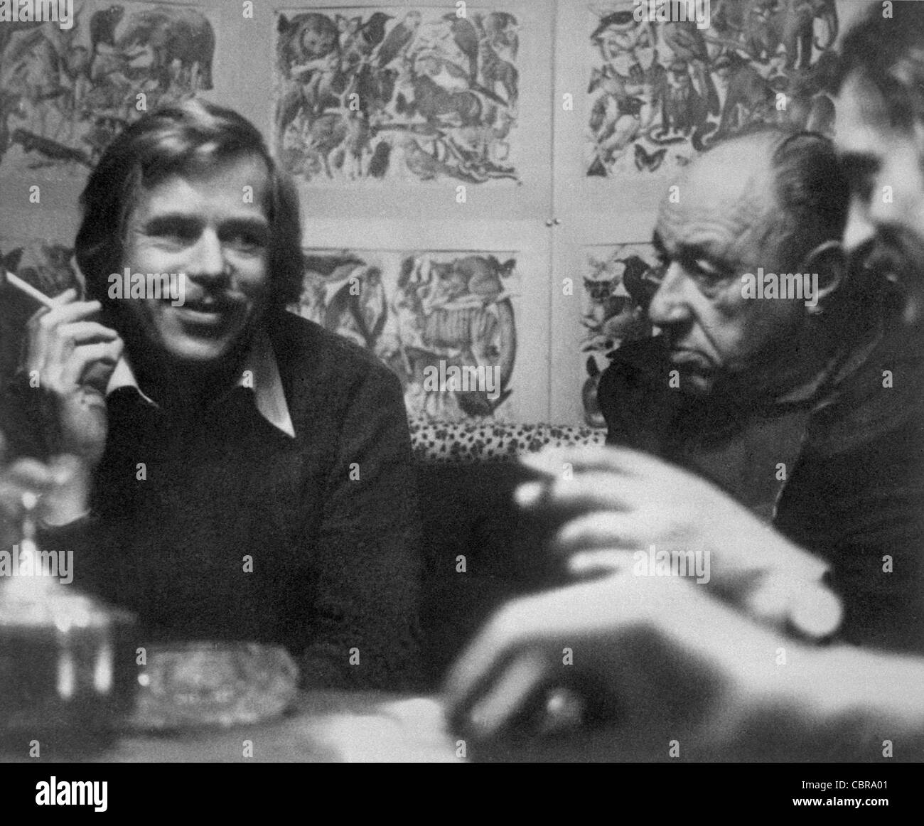 ARCHIVFOTO von 1978 ***---tschechischer Dramatiker Václav Havel (links) und Dissident Frantisek Kriegel besuchen private Eröffnung Stockfoto