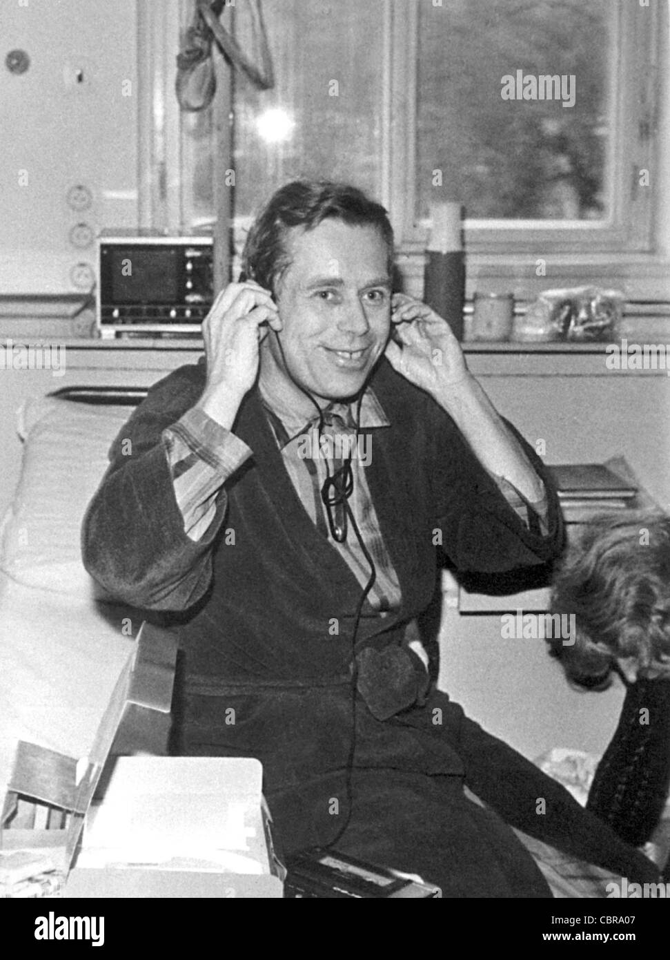 ARCHIVFOTO von 1983 *** Tschechische Dissident und Schriftsteller Václav Havel hört ein Tonbandgerät in Prag Krankenhaus Pod Stockfoto