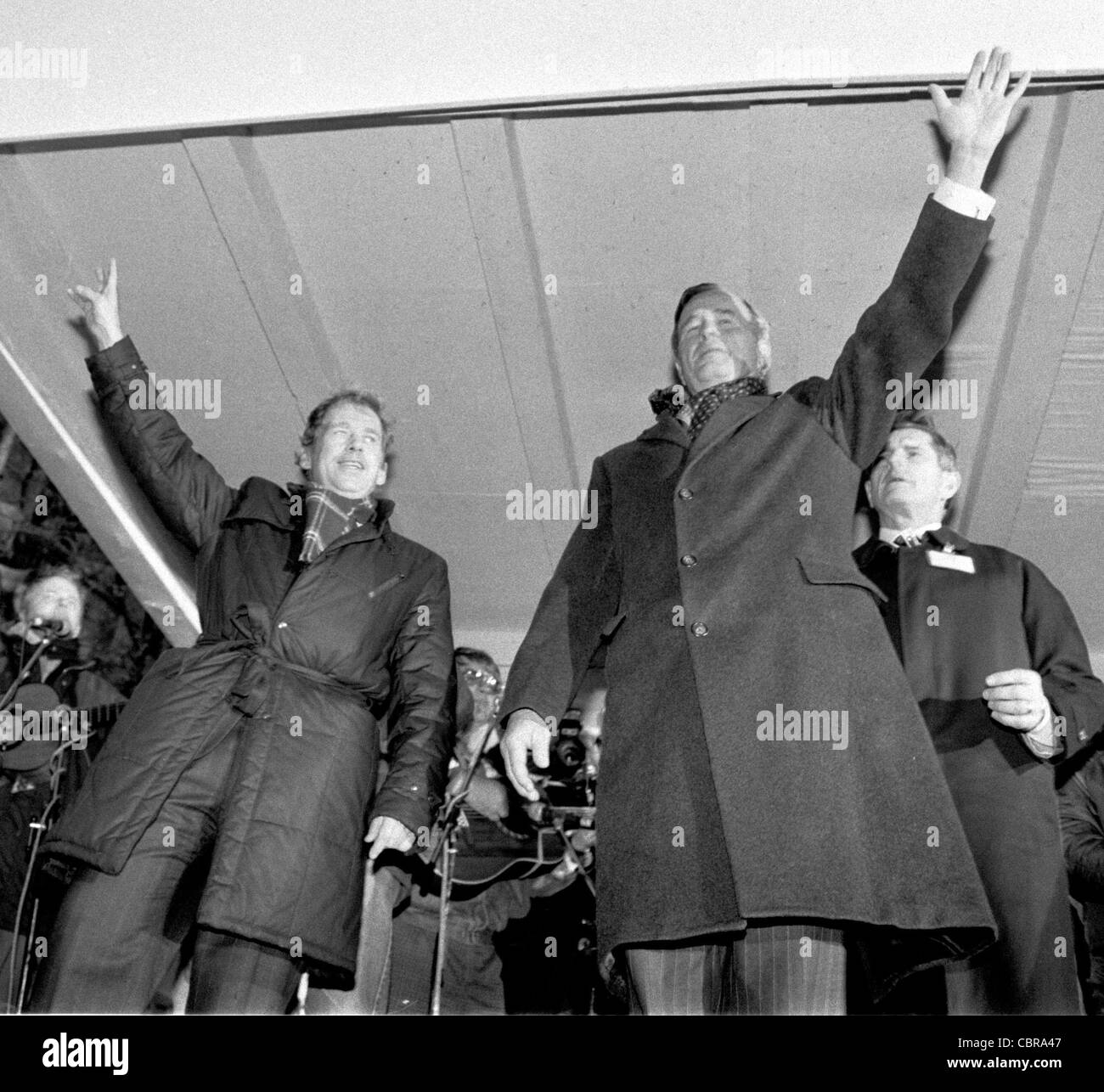 US-Präsident George Bush, rechts, und tschechoslowakischen Präsidenten Vaclav Havel Welle für Bürgerinnen und Bürger während einer Kundgebung auf dem Wenzelsplatz Stockfoto