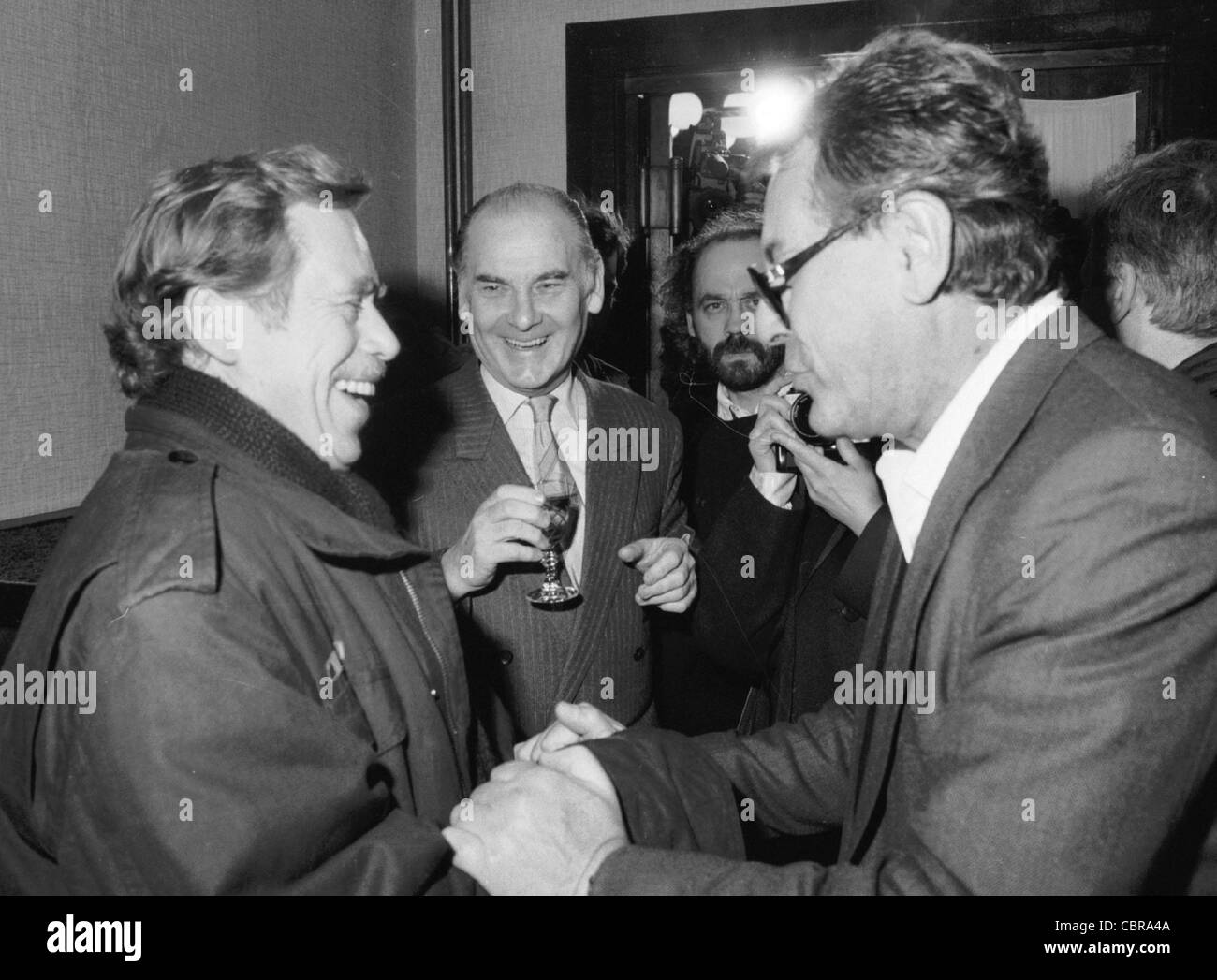 Civic Forum Führung Vaclav Havel, links, trifft seinen langjährigen Freund Milos Forman, Tschechische Oscar-prämierten Regisseur, bei der Stockfoto