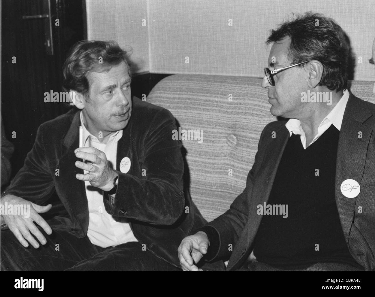 Civic Forum-Chef Vaclav Havel, links und seinem langjährigen Freund Milos Forman, Tschechische Oscar-prämierten Regisseur, tragen die Civic Stockfoto
