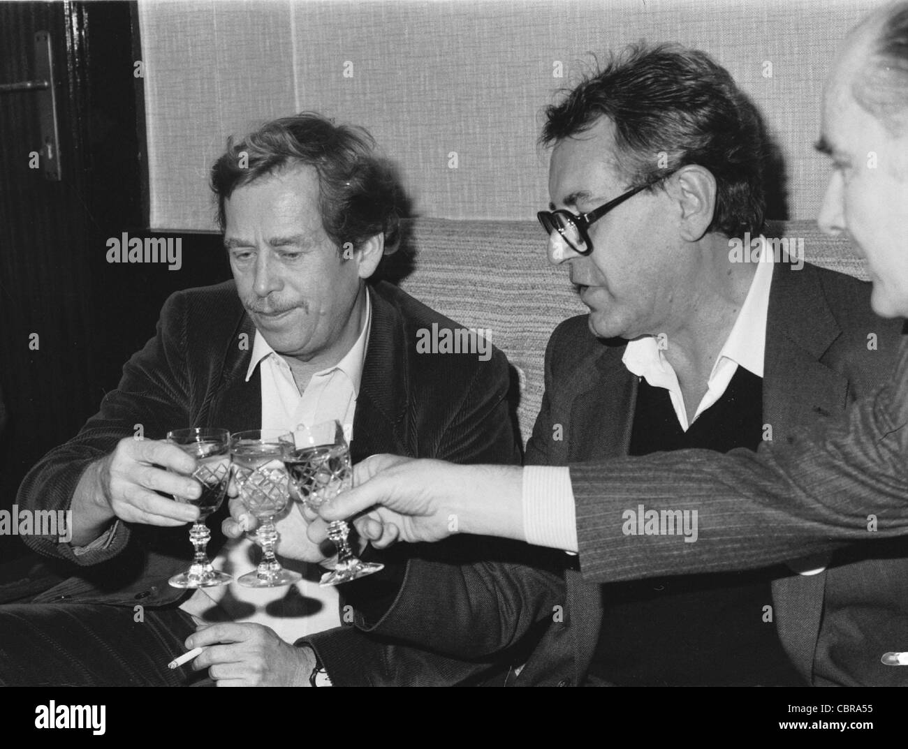 Civic Forum-Chef Vaclav Havel, links, trinkt Wein mit seinem langjährigen Freund Milos Forman, Tschechische Oscar-prämierten Regisseur, Stockfoto