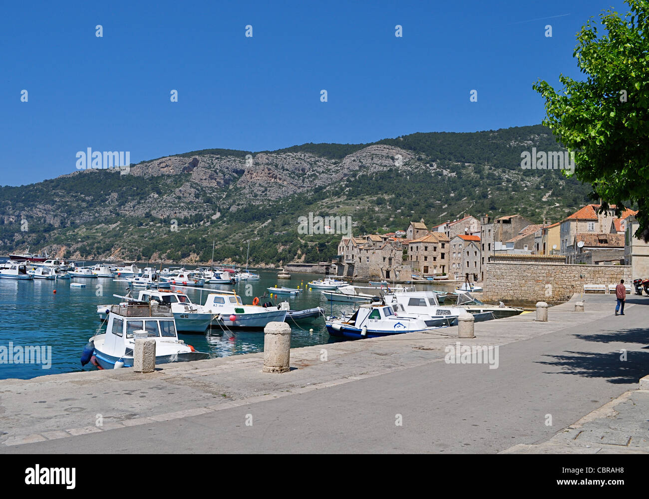 Insel Vis, aus Festland von Split, Kroatien. Naturhafen bot Sicherheit auf die Insel gegen viele Einfälle. Stockfoto