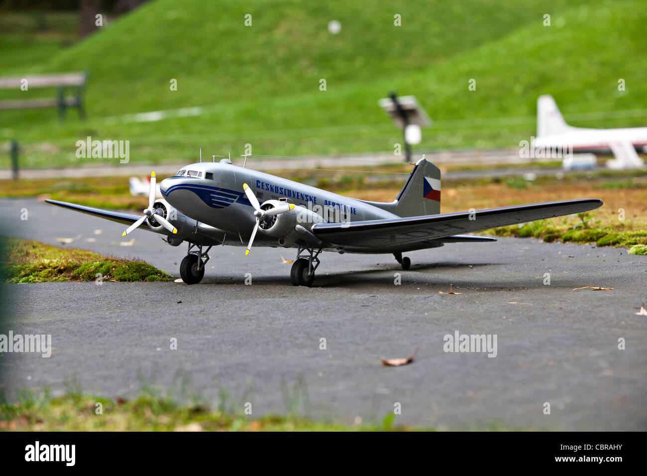 Modell der Transporter Flugzeug DC-3 Dakota im Boheminium Park in Marianske Lazne. Im 20. September 2011 im Bild Stockfoto