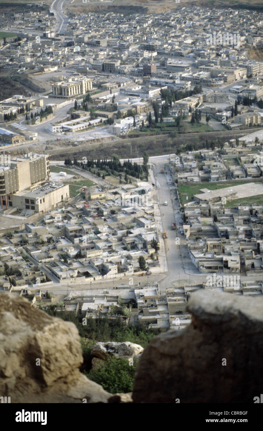 Kurdische Stadt Dohuk während der Kämpfe zwischen Kurden und Saddam Husseins Armee mit Bombe Beschädigung und Burst Wasser Kuchen, Abwasser. Stockfoto