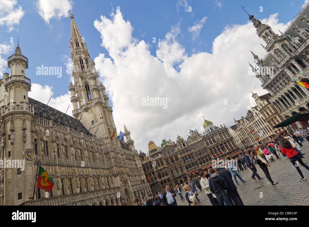 Horizontalen Weitwinkel von der erstaunlichen gotische Architektur des Brüsseler Rathaus oder Stadhuis auf der Grand-Place an einem sonnigen Tag. Stockfoto