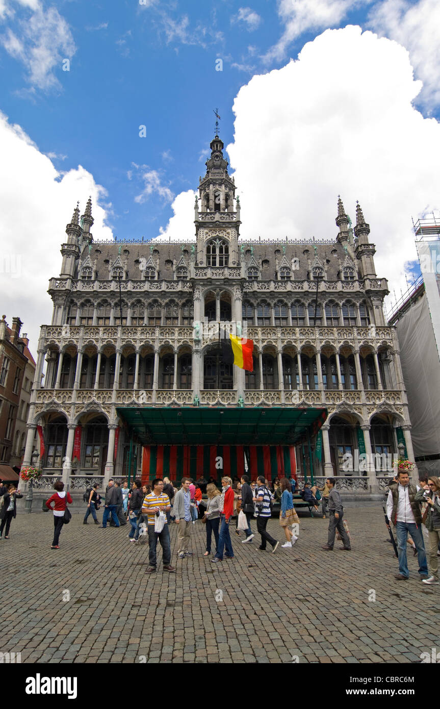 Vertikale Weitwinkel der gotischen Architektur des Königs Haus (Broodhuis, Maison du Roi bzw. Broodhuis) auf der Grand Place. Stockfoto