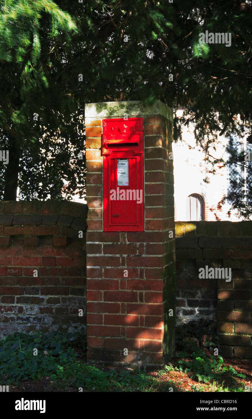 Ein viktorianischer Briefkasten außerhalb der Pfarrkirche St. Michael in Stockton, Norfolk, England, Vereinigtes Königreich. Stockfoto