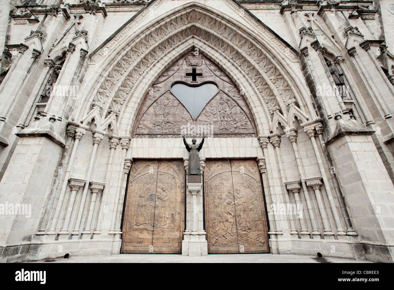 Die Basilika des nationalen Gelübdes (Spanisch: Basílica del Voto Nacional) in der Altstadt von Quito, Ecuador. Stockfoto