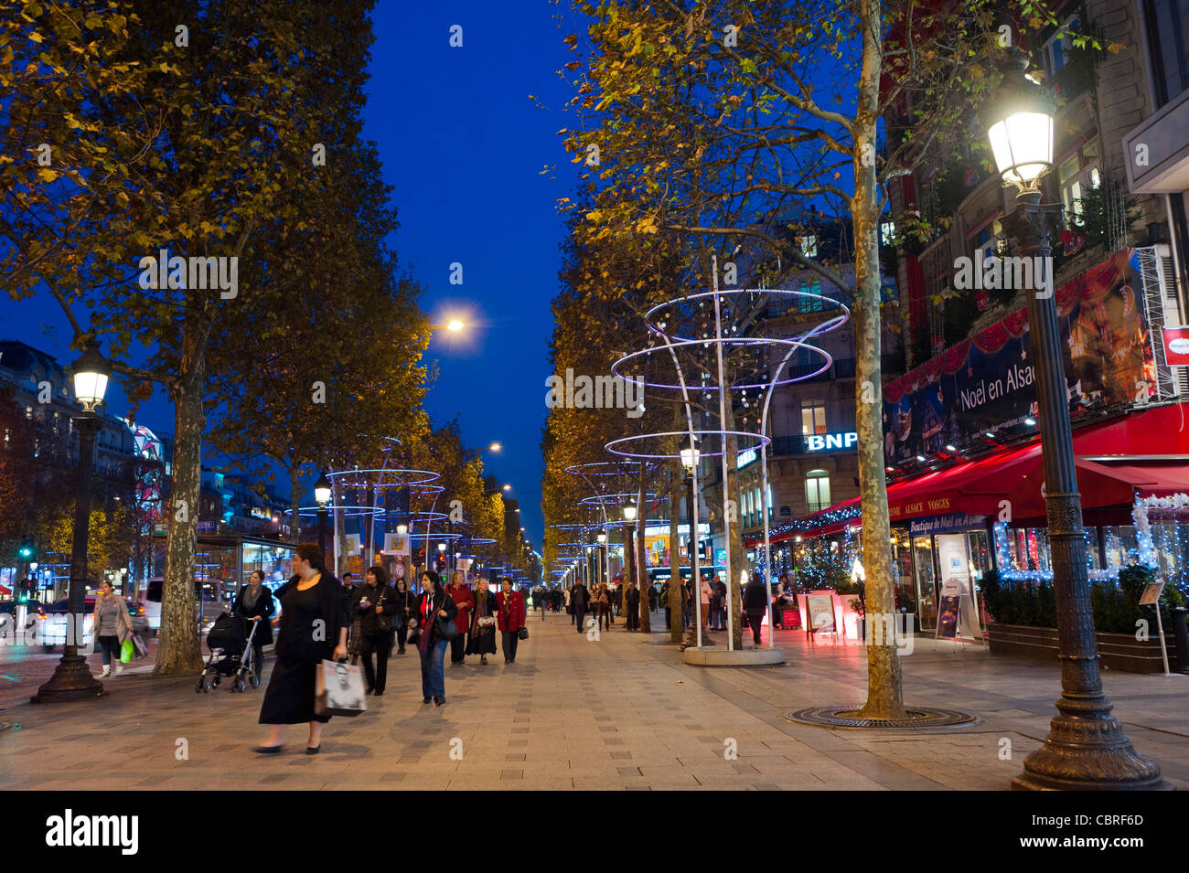 Paris, Frankreich, View Avenue Champs Elysees, in der Dämmerung mit Weihnachtsschmuck, Straßenlaternen, Pariser Straße Szene Leute Stockfoto
