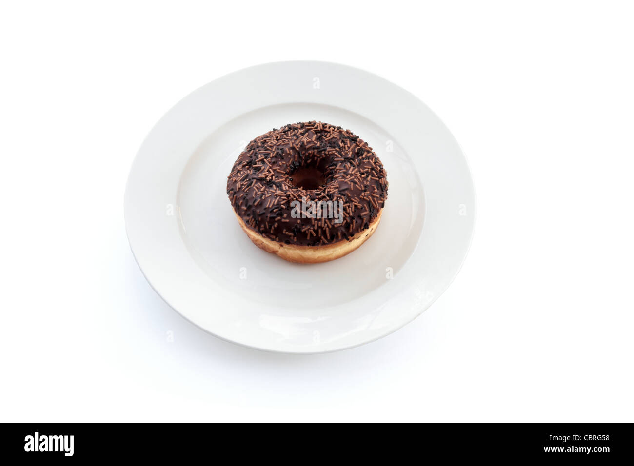 Eine einzige Eiskaffee Schoko Donut (oder Donut) auf einem weißen Teller isoliert auf einem weißen Hintergrund. Stockfoto