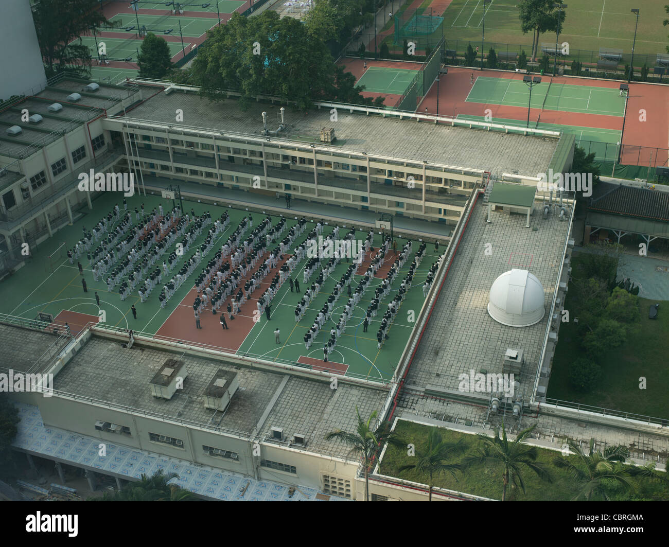 dh CAUSEWAY BAY HONGKONG Chinesische Schulkinder Outdoor Montage Linien der Schüler china Schulkinder Schlange Schulkinder Stockfoto